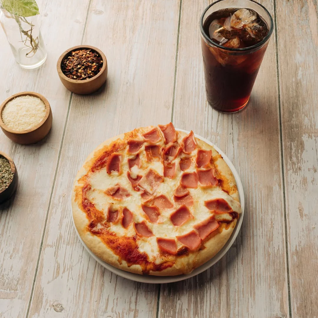 4 Pizzas Personales o Calzones + 1 Palitroque Relleno + 4 Refrescos + 4 Copas de Helado por $22 en Valenti's - Image 3