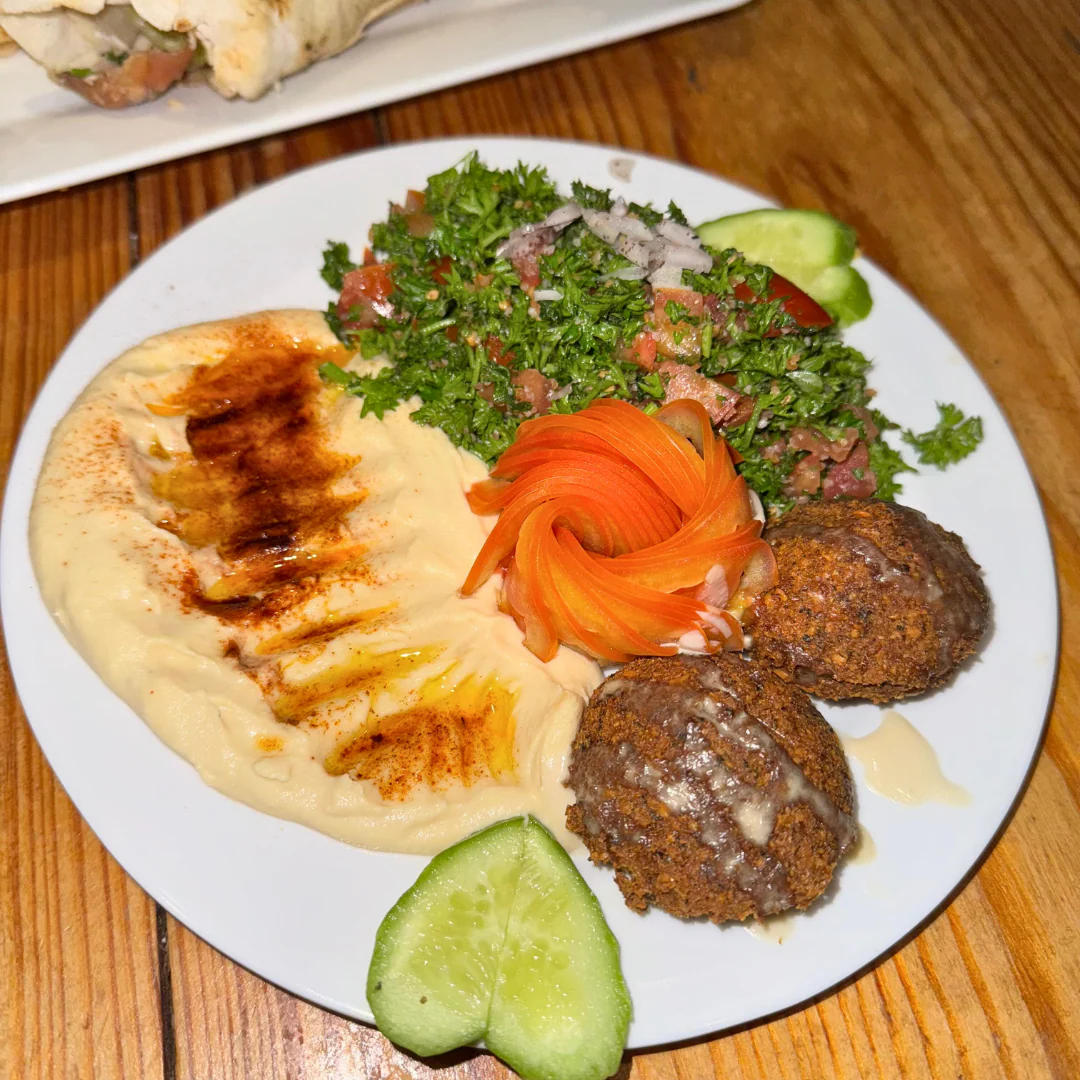 2 Shawarmas de Pollo + Hummus + 2 Falafel + Tabulé + 2 Sodas o Cervezas por $15 en Shawarma Damasco - Image 3
