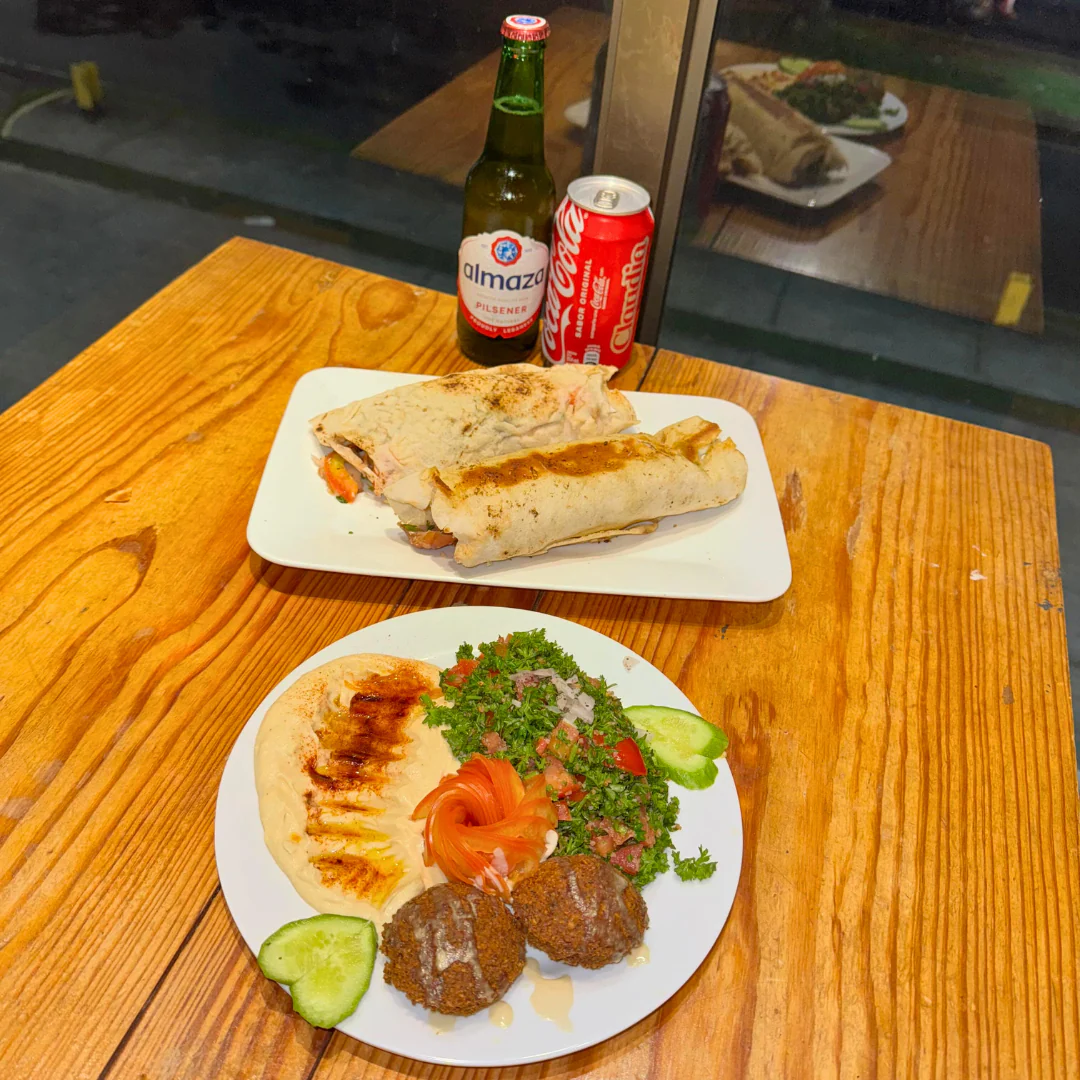 2 Shawarmas de Pollo + Hummus + 2 Falafel + Tabulé + 2 Sodas o Cervezas por $15 en Shawarma Damasco - Image 4