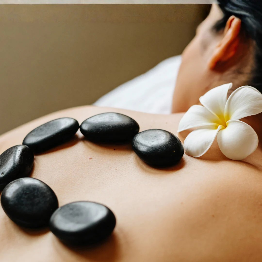 Masaje Relajante con Piedras Calientes por $17.99 en Elara Beauty Spa - Image 4
